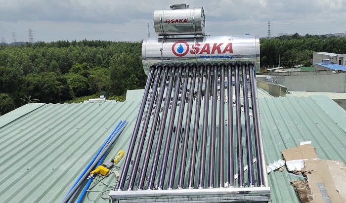 Lắp bồn phụ Máy nước nóng năng lượng mặt trời Osaka trên mái tôn