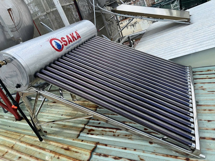 Thay Bình bảo ôn 20 ống trên mái tôn An toàn, Chuyên nghiệp Thay Bình bảo ôn 20 ống trên mái tôn An toàn, Chuyên nghiệp