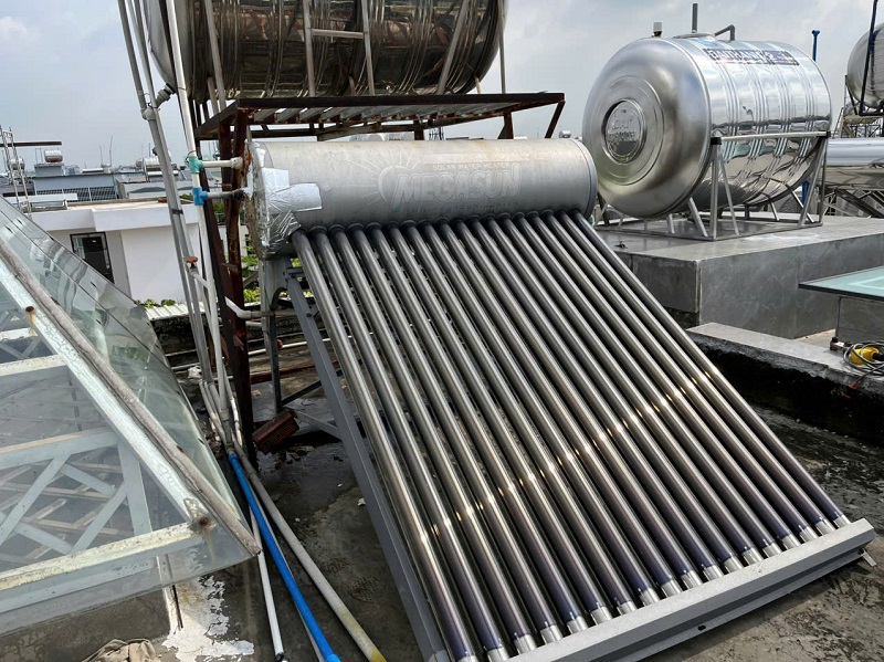 Máy nước nóng mặt trời cũ xài lâu năm bị hỏng Máy nước nóng mặt trời cũ xài lâu năm bị hỏng