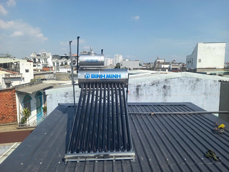 Máy nước nóng năng lượng mặt trời Bình Minh lắp trên mái tôn Máy nước nóng năng lượng mặt trời Bình Minh lắp trên mái tôn