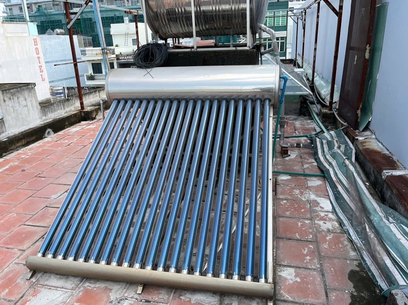Máy nước nóng mặt trời cũ bị chảy nước Máy nước nóng mặt trời cũ bị chảy nước