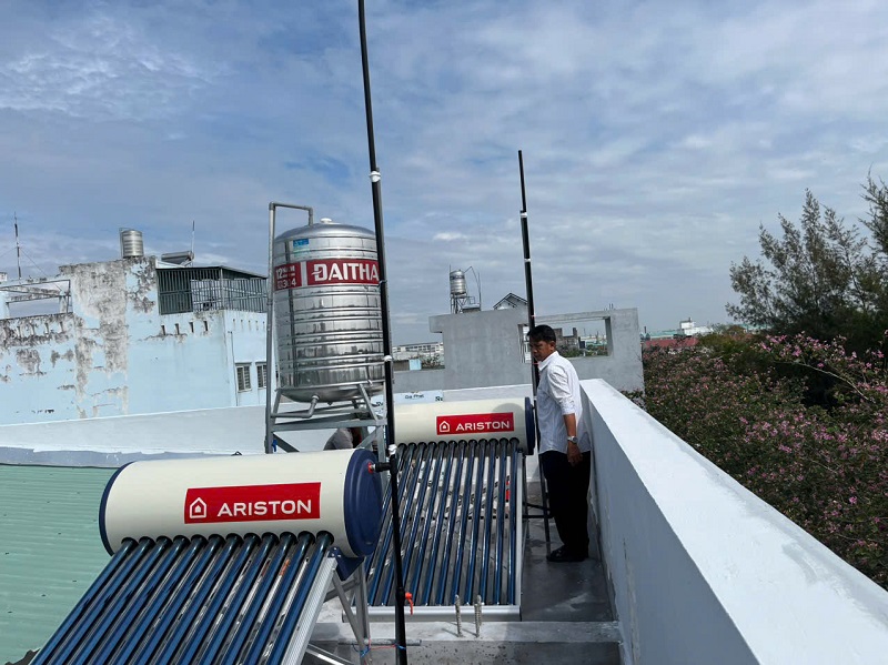 Trọn bộ Máy nước nóng mặt trời Ariston 132L-12 ống F58 Trọn bộ Máy nước nóng mặt trời Ariston 132L-12 ống F58