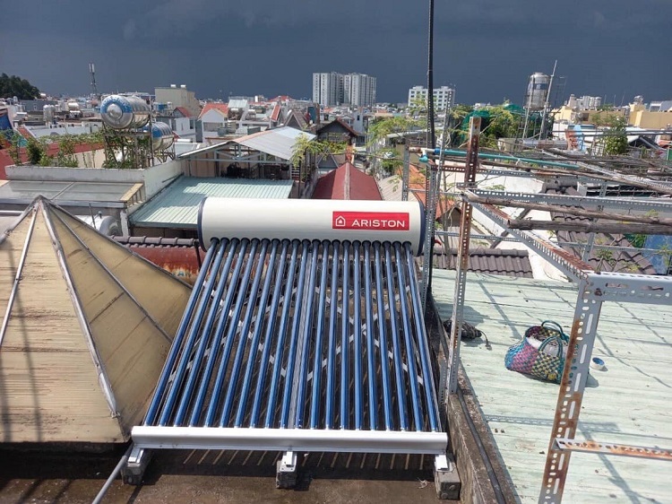 Hoàn thiện Máy nước nóng mặt trời Ariston tại Bình Thạnh Hoàn thiện Máy nước nóng mặt trời Ariston tại Bình Thạnh