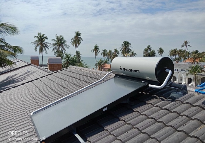 Lắp máy nước nóng Solahart 150l trên mái ngói: Lắp máy nước nóng Solahart 150l trên mái ngói: