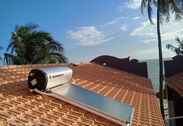 Lắp máy nước nóng Solahart 180l trên mái ngói Lắp máy nước nóng Solahart 180l trên mái ngói