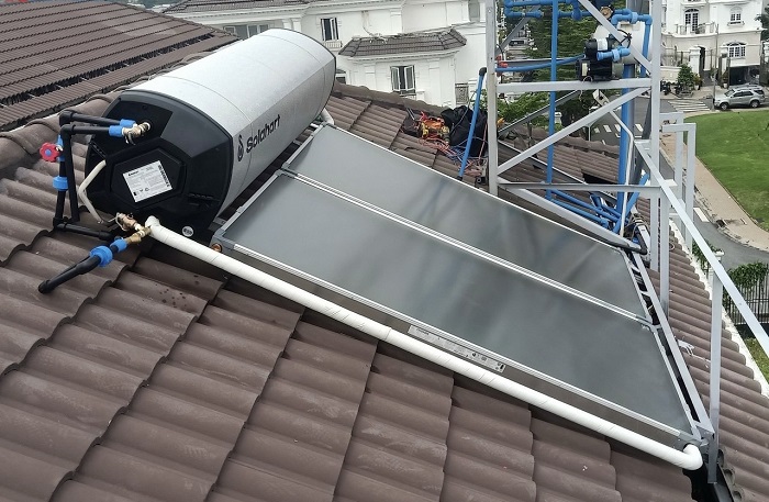 Lắp máy nước nóng Solahart 300l trên mái ngói Lắp máy nước nóng Solahart 300l trên mái ngói
