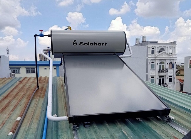 Lắp máy nước nóng mặt trời Solahart 150 lít trên mái tôn Độ bền hơn 10 năm Lắp máy nước nóng mặt trời Solahart 150 lít trên mái tôn Độ bền hơn 10 năm