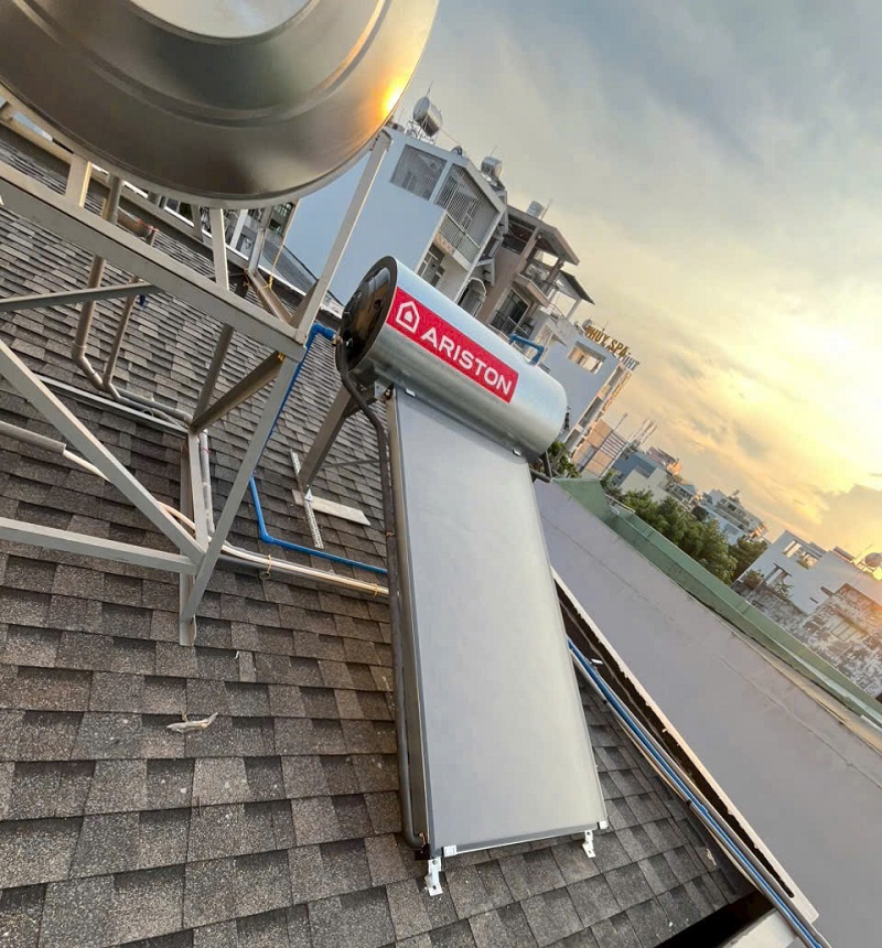 Hoàn thiện máy nước nóng NLMT Tấm Phẳng Ariston 200L tại Quận 2 Hoàn thiện máy nước nóng NLMT Tấm Phẳng Ariston 200L tại Quận 2