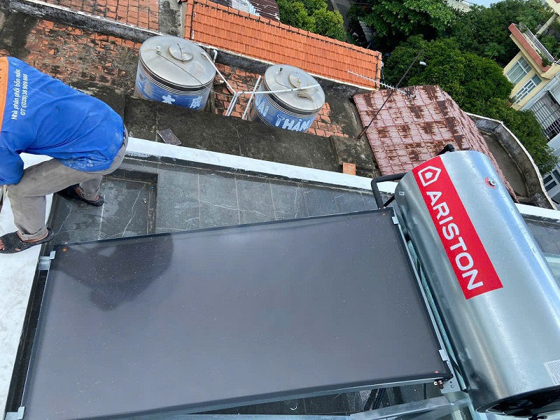 Hoàn thiện máy nước nóng NLMT Tấm Phẳng Ariston 200L tại Thủ Đức Hoàn thiện máy nước nóng NLMT Tấm Phẳng Ariston 200L tại Thủ Đức