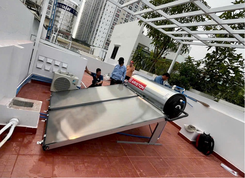 Hoàn thiện máy nước nóng NLMT Tấm Phẳng Ariston Hoàn thiện máy nước nóng NLMT Tấm Phẳng Ariston
