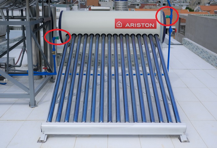 Máy nước nóng NLMT Ariston sử dụng 2 cút ở Bình bảo ôn Máy nước nóng NLMT Ariston sử dụng 2 cút ở Bình bảo ôn