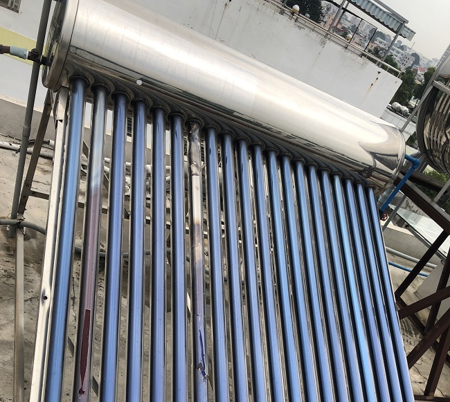 Ống thủy tinh thu nhiệt bị vỡ gây thất thoát nguồn nước Ống thủy tinh thu nhiệt bị vỡ gây thất thoát nguồn nước