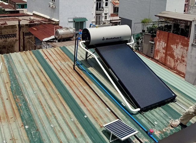 Lắp máy nước nóng mặt trời Solahart 150 lít trên mái tôn An Toàn Lắp máy nước nóng mặt trời Solahart 150 lít trên mái tôn An Toàn