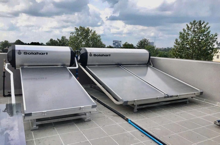 Bộ đôi máy nước nóng Solahart 180L và 300L lắp trên mặt sàn tại Quận 7 HCM Bộ đôi máy nước nóng Solahart 180L và 300L lắp trên mặt sàn tại Quận 7 HCM