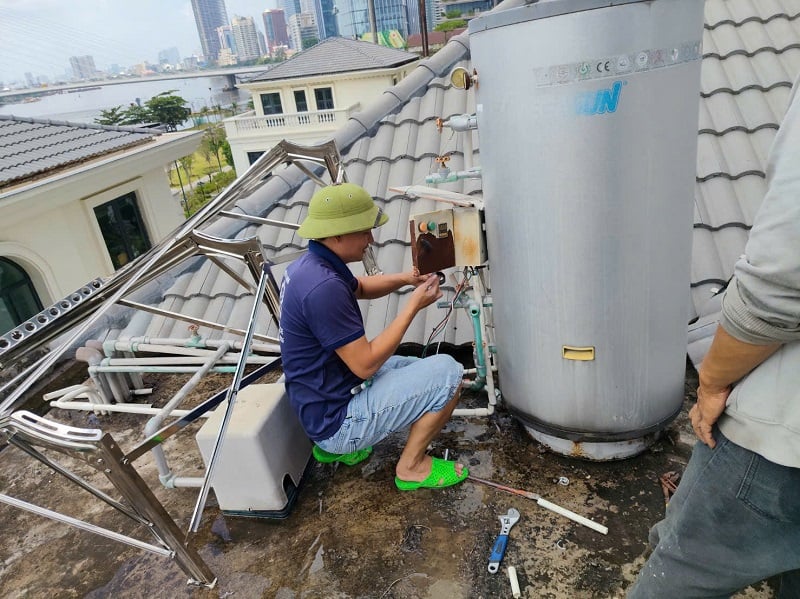 Tháo Máy NLMT cũ nhà khách bị hỏng Tháo Máy NLMT cũ nhà khách bị hỏng