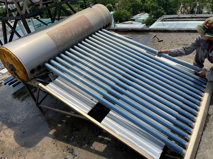 Bình bảo ôn cũ do sử dụng lâu năm Bình bảo ôn cũ do sử dụng lâu năm