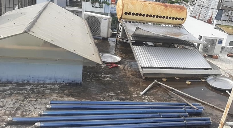 Thay máy nước nóng NLMT bị hỏng hoàn toàn Thay máy nước nóng NLMT bị hỏng hoàn toàn