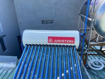 Lắp đặt và bàn giao máy nước nóng mặt trời Ariston 160l tại Bình Thạnh