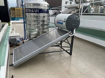 Giao và Lắp Máy nước nóng tấm phẳng Megasun 150L tại Quận 7