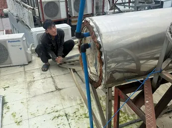Thay bình bảo ôn máy nước nóng năng lượng mặt trời đúng chuẩn