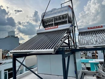 Giao và lắp đặt máy nước nóng mặt trời Hwata 200L tại Bình Thạnh