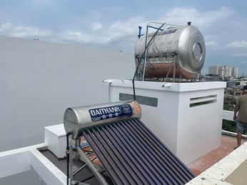 Giao hàng và lắp đặt máy nước nóng mặt trời đại thành 160L bình tân