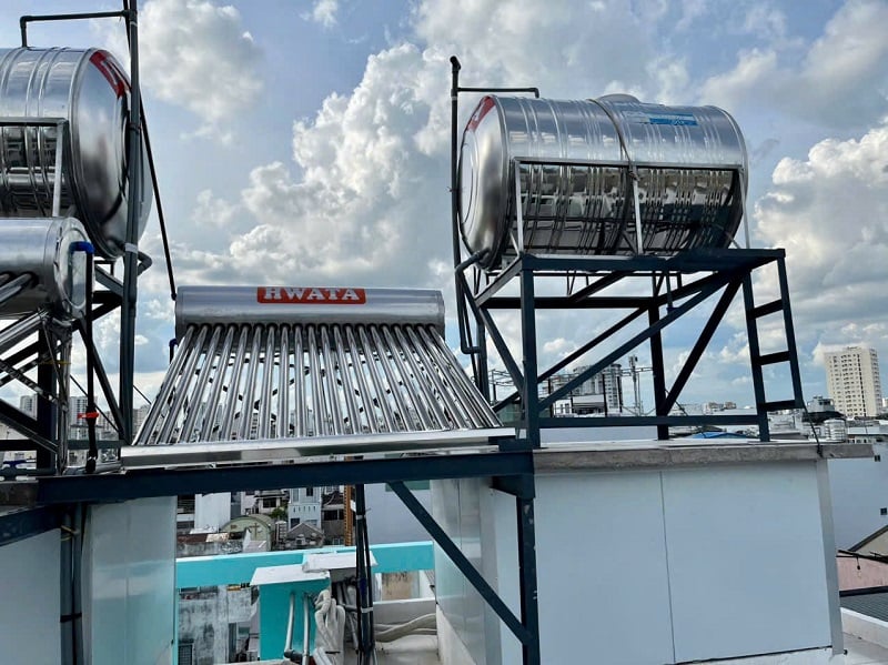 Trọn bộ Máy nước nóng mặt trời Hwata 200L tại Bình Thạnh Trọn bộ Máy nước nóng mặt trời Hwata 200L tại Bình Thạnh