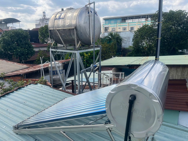 Trọn bộ máy nước nóng măt trời nhà cũ trên mái tôn Trọn bộ máy nước nóng măt trời nhà cũ trên mái tôn
