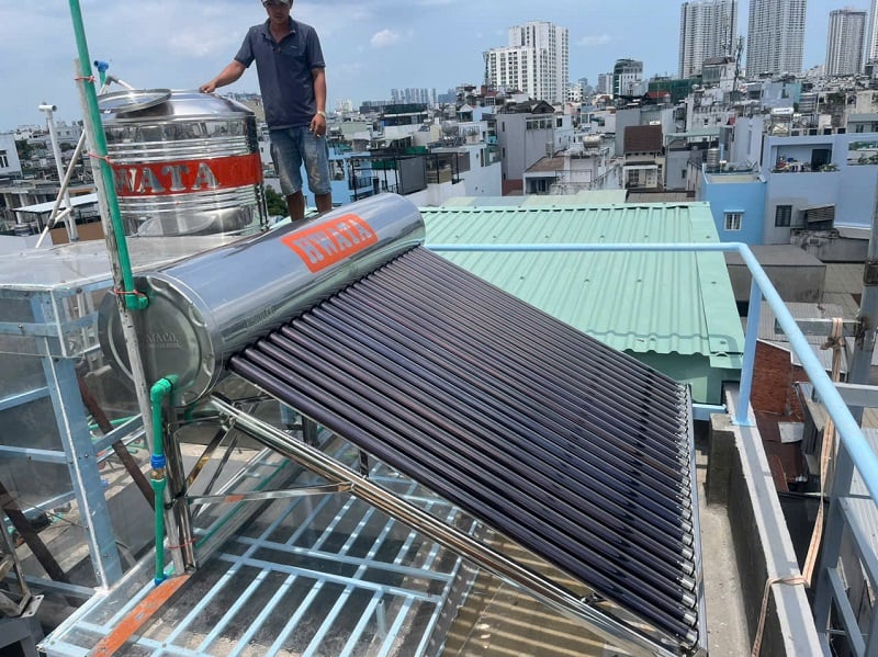Bàn giao Máy nước nóng NLMT Hwata 240L-24 ống F58 tại Bình Tân Bàn giao Máy nước nóng NLMT Hwata 240L-24 ống F58 tại Bình Tân
