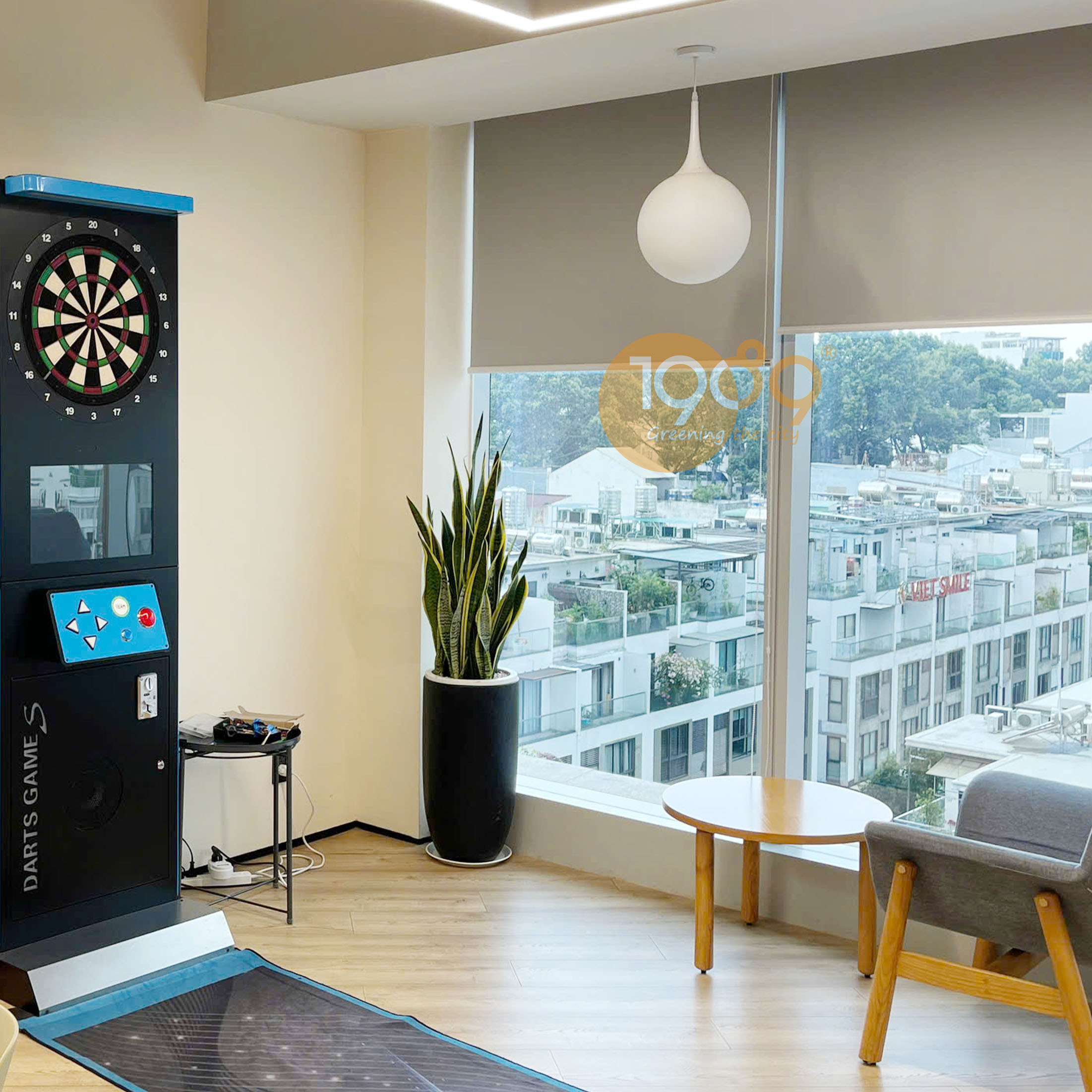 Chăm sóc cây để sàn: Bí quyết giữ lá xanh tươi trong phòng máy lạnh cả bốn mùa