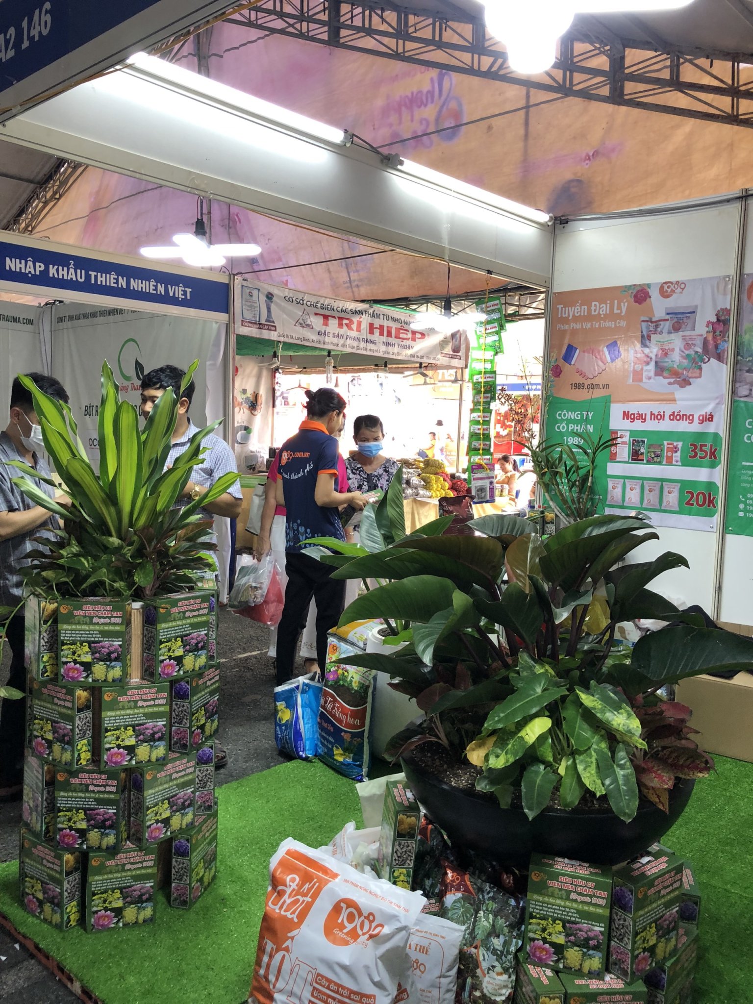 gian hàng tại hội chợ