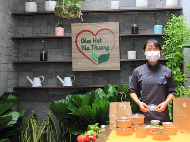 trang trí cây xanh nhà hàng chay Vị Quê Q1