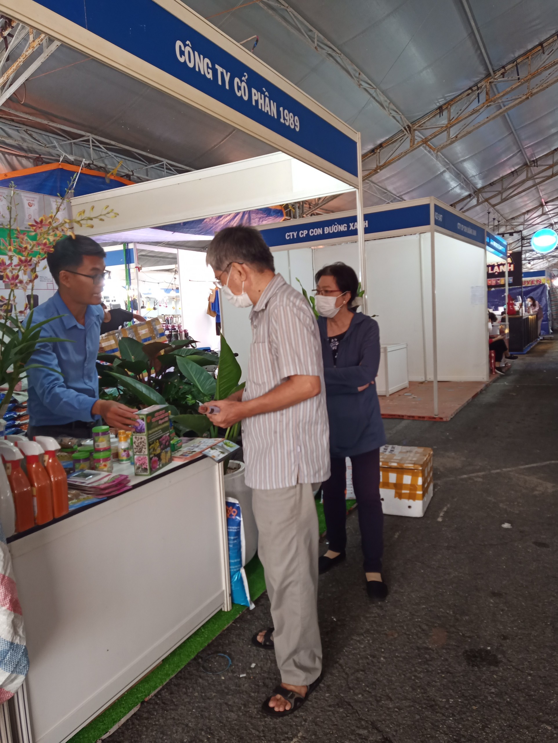 Tư vấn khách hàng về sản phẩm phân hữu cơ viên nén