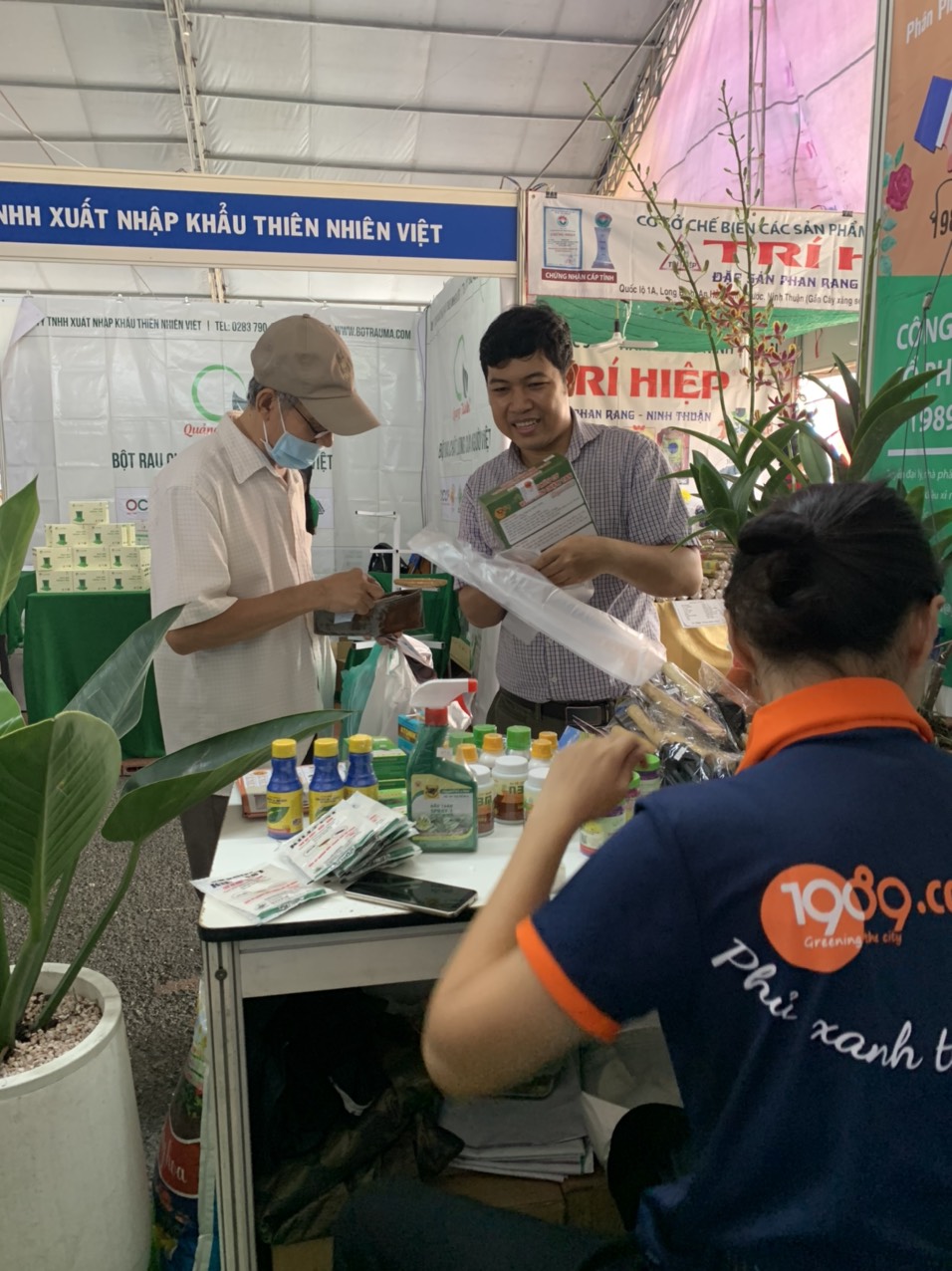 Tư vấn khách hàng về sản phẩm phân hữu cơ viên nén