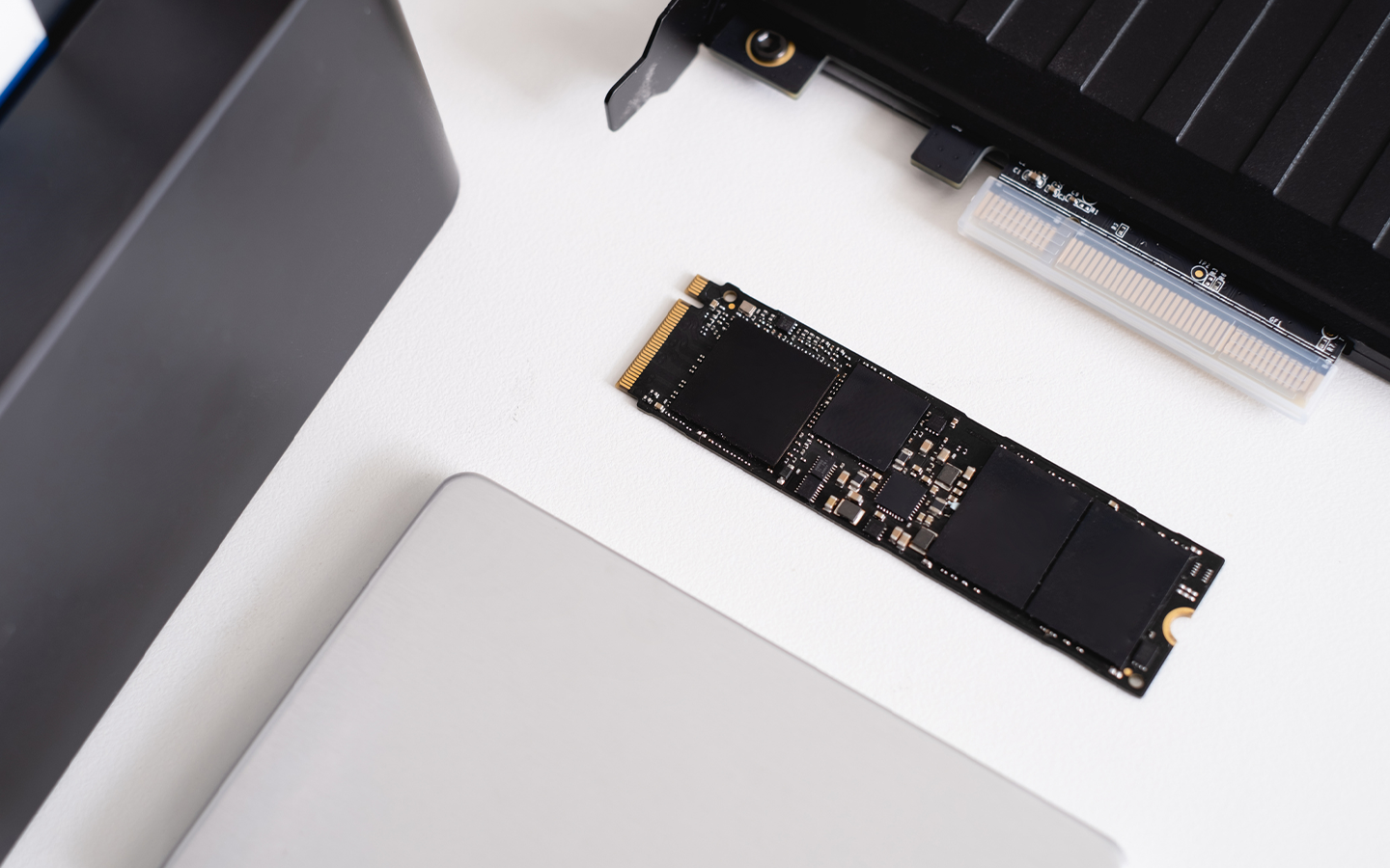 HDD vs SSD Chúng Lưu Trữ Dữ Liệu Như Thế Nào HDD vs SSD Chúng Lưu Trữ Dữ Liệu Như Thế Nào