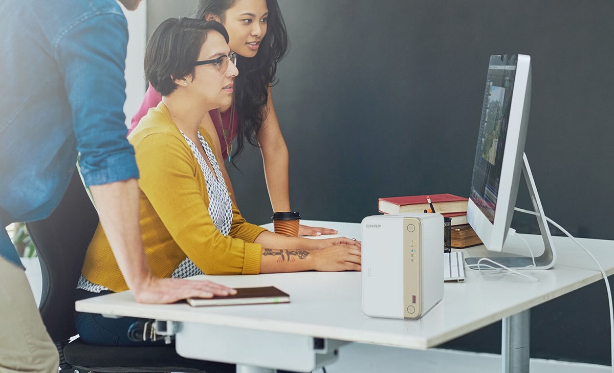 QNAP NAS cung cấp người bạn đồng hành hoàn hảo cho iPhone, iPad và máy Mac của bạn QNAP NAS cung cấp người bạn đồng hành hoàn hảo cho iPhone, iPad và máy Mac của bạn