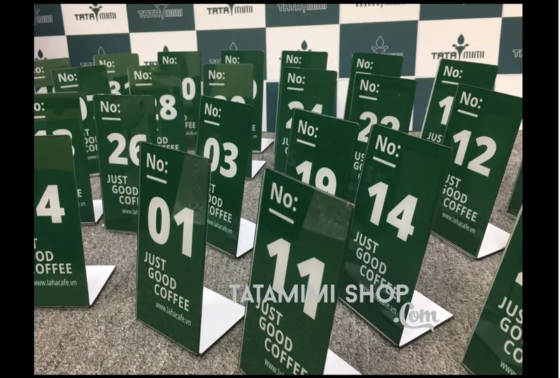 Biển số bàn màu xanh lá cây đậm cũng tạo điểm nhấn ở góc bàn của bạn