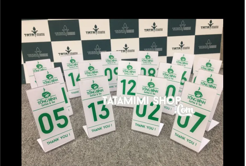 Lựa chọn biển số bàn màu trắng chữ xanh cũng rất tối giản màu sắc cho không gian quán