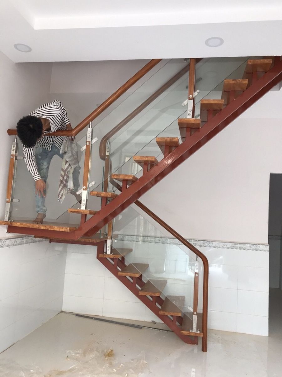 Thực trạng khó khăn khi lau kính thủ công trong gia đình 1 Thực trạng khó khăn khi lau kính thủ công trong gia đình 1