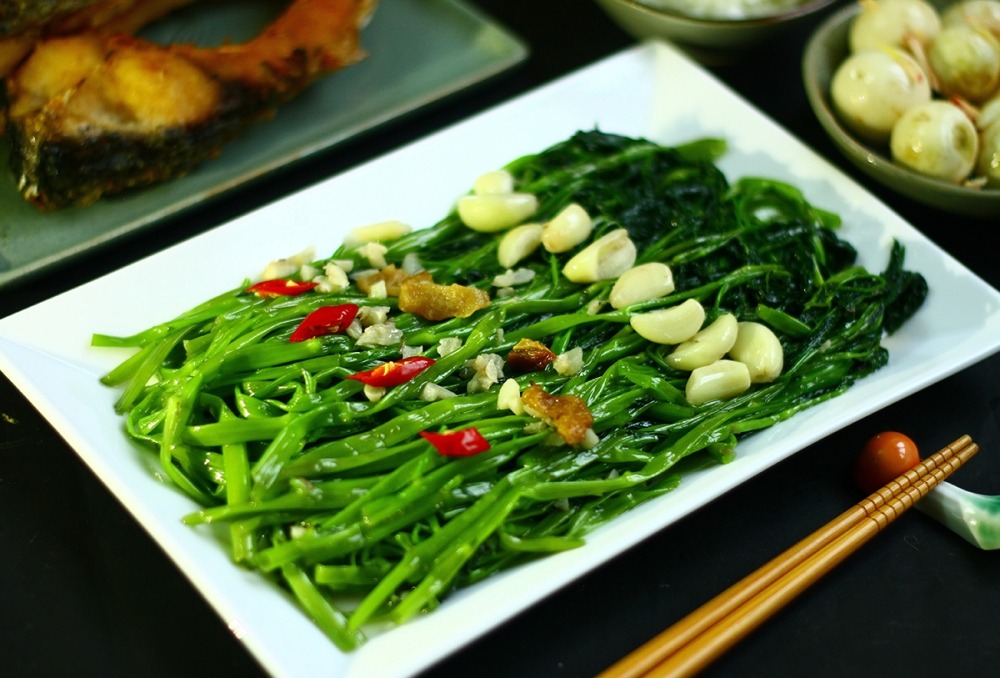 Rau muống là loại rau xanh quốc dân của người Việt 5 Loại Rau Gia Đình Việt Nên Có Trong Tủ Lạnh Mùa Hè