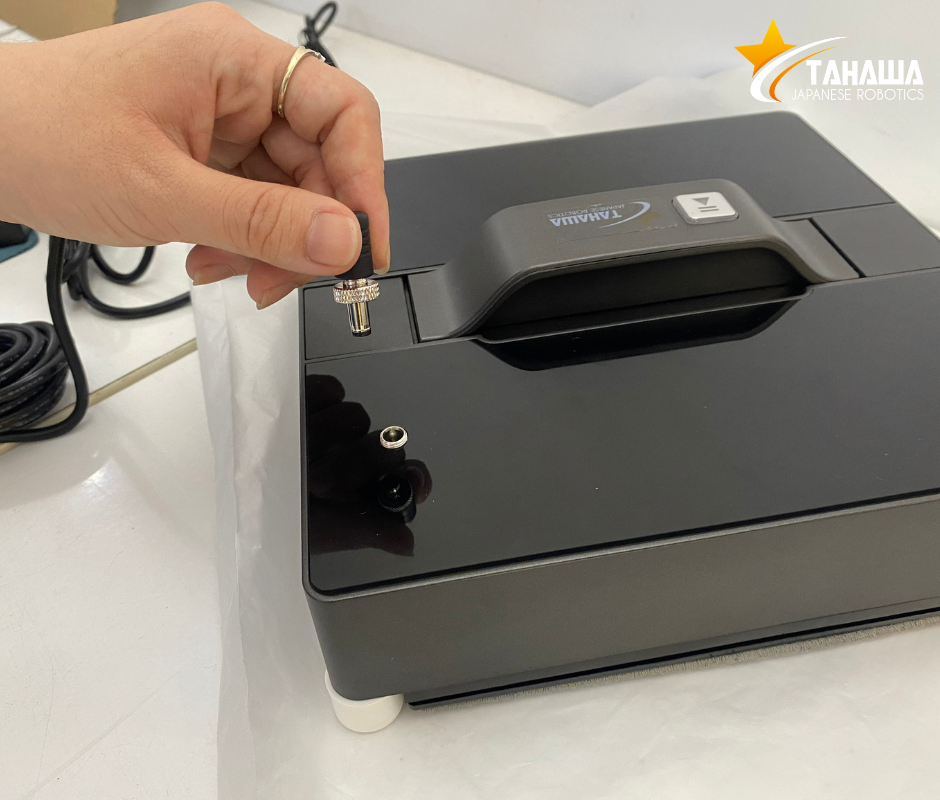 Cắm đầu dây điện vào robot lau kính Tahawa Nhật Bản TH-09GL Cắm đầu dây điện vào robot lau kính Tahawa Nhật Bản TH-09GL