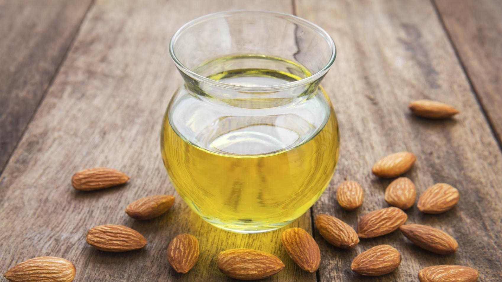 Cách Sử Dụng Dầu Hạnh Nhân Đúng Cách Cho Sức Khỏe Và Làm Đẹp 1 Cách Sử Dụng Dầu Hạnh Nhân Đúng Cách Cho Sức Khỏe Và Làm Đẹp 1