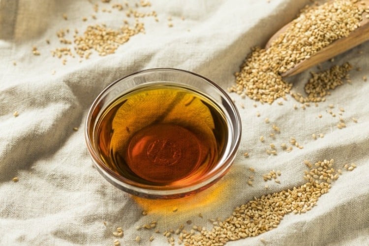 Dầu mè nguyên chất trong nấu ăn Dầu mè nguyên chất trong nấu ăn