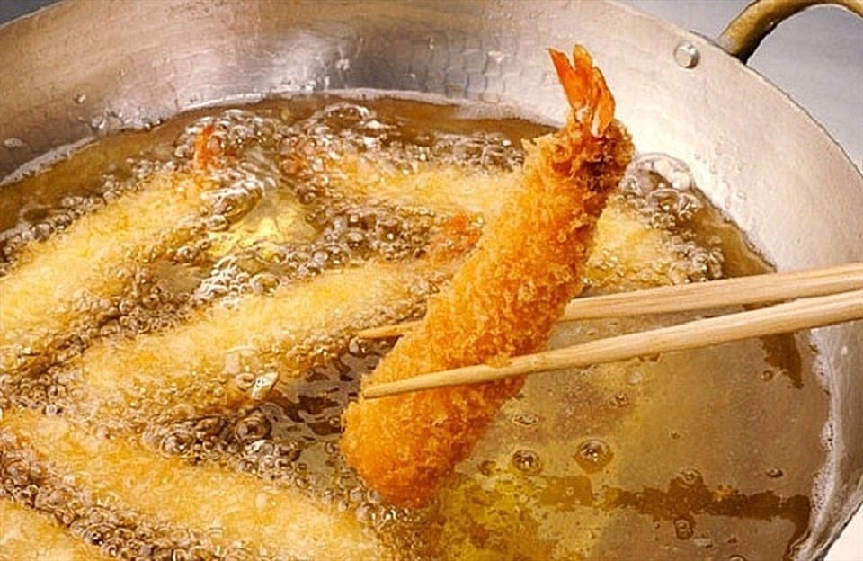 Dùng dầu mè để chiên rán Dùng dầu mè để chiên rán