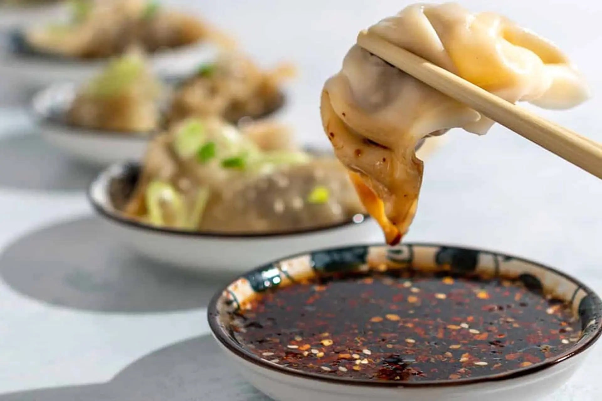 Dùng dầu mè để pha nước sốt, nước chấm Dùng dầu mè để pha nước sốt, nước chấm
