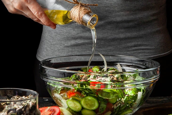Dùng dầu mè để trộn salad Dùng dầu mè để trộn salad