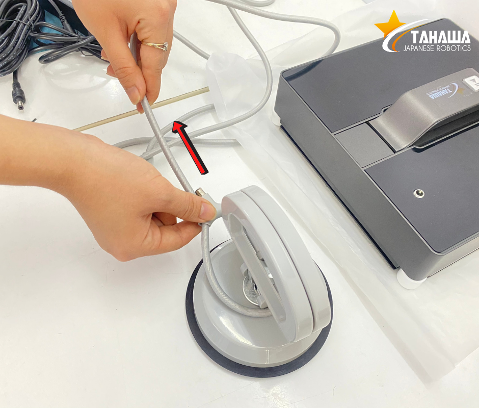 Gắn dây an toàn vào vỏ hút của robot lau kính Tahawa Nhật Bản TH-09GL Gắn dây an toàn vào vỏ hút của robot lau kính Tahawa Nhật Bản TH-09GL