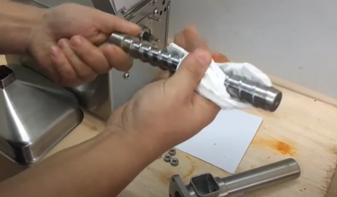 Vệ Sinh Máy Ép Dầu Đúng Cách Vệ Sinh Máy Ép Dầu Đúng Cách