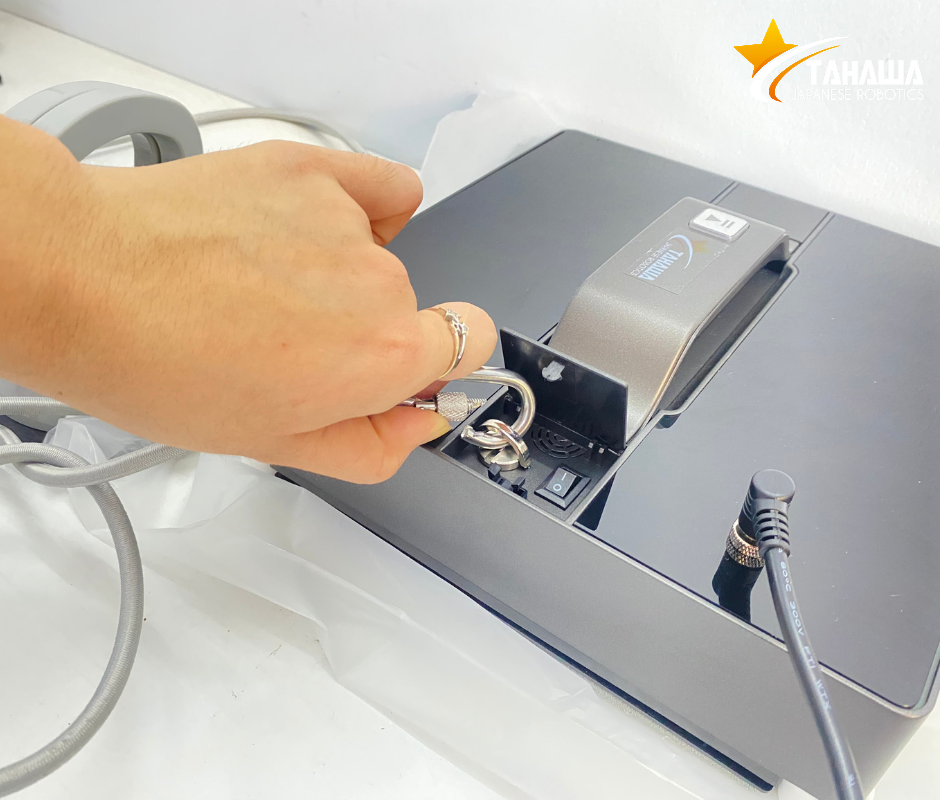 Kết nối dây an toàn vào robot lau kính Tahawa Nhật Bản TH-09GL Kết nối dây an toàn vào robot lau kính Tahawa Nhật Bản TH-09GL