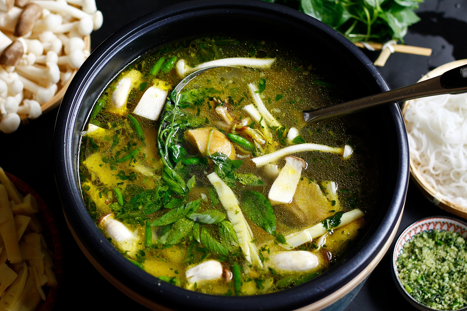 Cách làm lẩu gà lá é cực ngon Cách làm lẩu gà lá é cực ngon